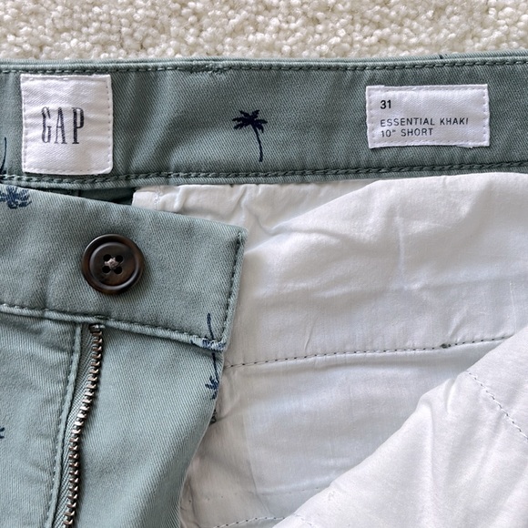 GAP Essential Kakhi 10” Short - Picture 3 of 5